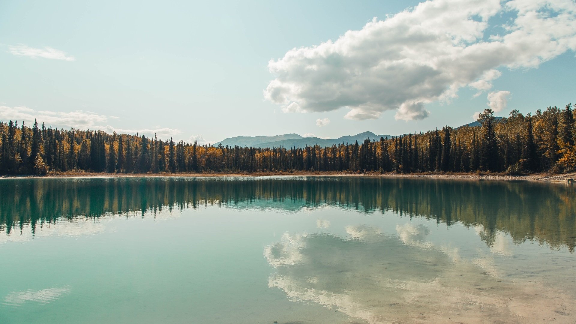“简阳文体中心羽毛球赛事：技术高超选手争锋决胜”
