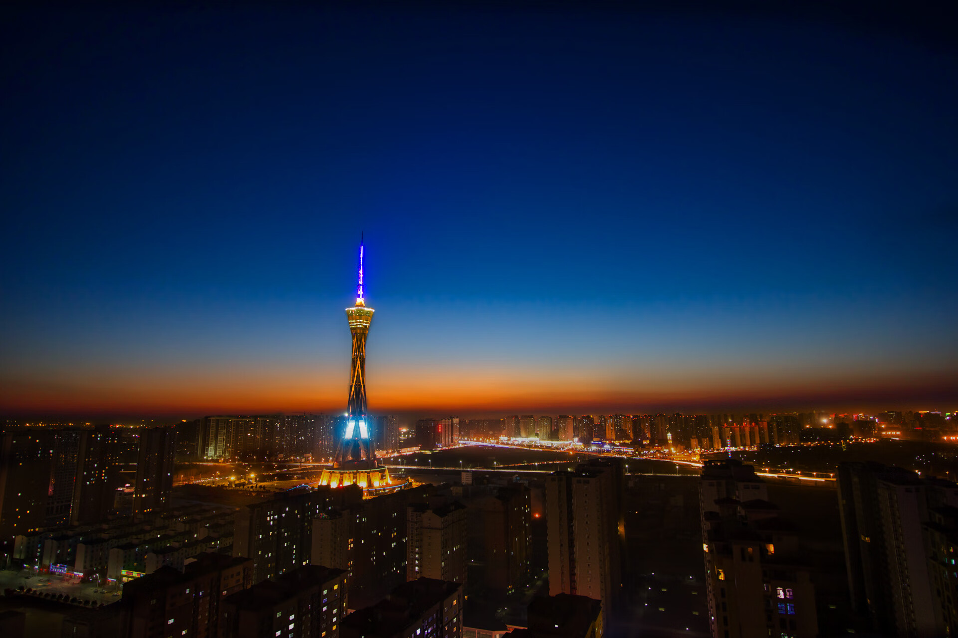 中场菱形布局压制对手传控，菱形中场352